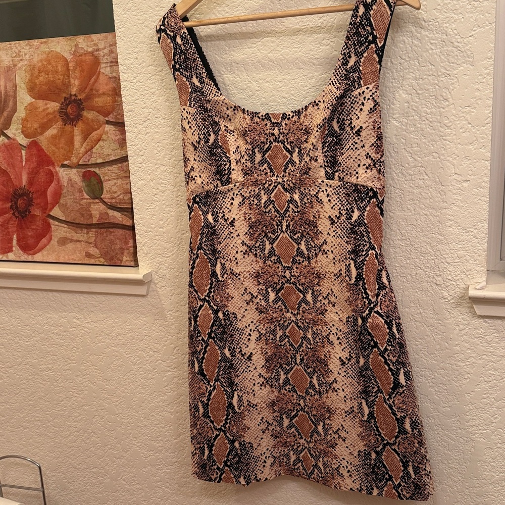 Chic Snake Print Mini Dress  bold cut-out- back Diane Von Furstenberg Size 6 NWT